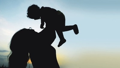 ఒంటరి మహిళ పెంచుతున్న పిల్లలు తమ పాఠశాల రికార్డుల్లో తల్లి పేరును, తల్లి కులాన్ని ఉపయోగించుకునే హక్కు కలిగి ఉన్నారని బాంబే హైకోర్టు స్పష్టం చేసింది. ఒంటరి మహిళ పెంచుతున్న పిల్లలు తమ పాఠశాల రికార్డుల్లో తల్లి పేరును, తల్లి కులాన్ని ఉపయోగించుకునే హక్కు కలిగి ఉన్నారని బాంబే హైకోర్టు స్పష్టం చేసింది.
