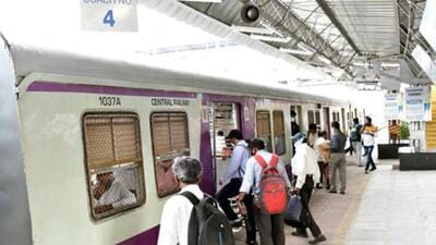 Pune, India - August 10 2021:Passengers going for essential service duty boarding Lonavala-Pune local train at the Chinchwad Station in Pune, India, on Tuesday, August 10 2021.(HT PHOTO) Pune, India - August 10 2021:Passengers going for essential service duty boarding Lonavala-Pune local train at the Chinchwad Station in Pune, India, on Tuesday, August 10 2021.(HT PHOTO)