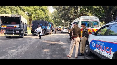 Security was also beefed up at the Punjab and Haryana mini-secretariats in Sector 9 after the threat mails on Thursday. (Keshav Singh/HT) Security was also beefed up at the Punjab and Haryana mini-secretariats in Sector 9 after the threat mails on Thursday. (Keshav Singh/HT)