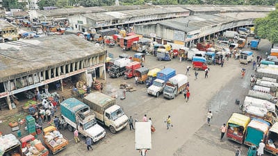 Traders have flagged serious traffic issues inside the Market Yard. They alleged that heavy vehicles are parked indiscriminately despite the presence of security guards, disrupting routine operations and affecting daily activity in the wholesale market. (HT FILE) Traders have flagged serious traffic issues inside the Market Yard. They alleged that heavy vehicles are parked indiscriminately despite the presence of security guards, disrupting routine operations and affecting daily activity in the wholesale market. (HT FILE)