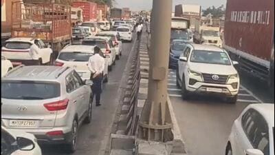 Traffic on the Pune-Mumbai expressway moved at a slow pace for most of Thursday. (HT) Traffic on the Pune-Mumbai expressway moved at a slow pace for most of Thursday. (HT)