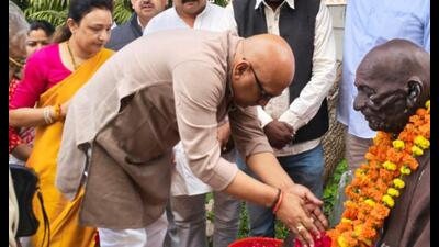 UP Congress Ajay Rai and party members paying tribute to the statue of Mahatma Gandhi where they staged a sit-in. (Sourced) UP Congress Ajay Rai and party members paying tribute to the statue of Mahatma Gandhi where they staged a sit-in. (Sourced)