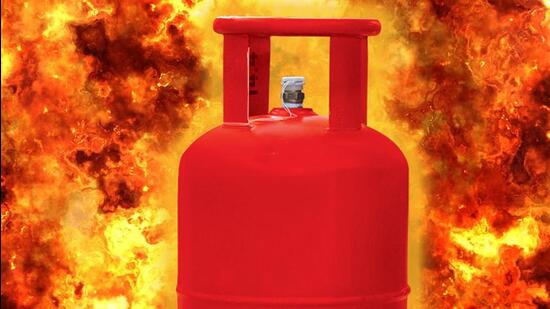 Cylinder blast at Santacruz chawl injures four; three shifted to Sion Hospital