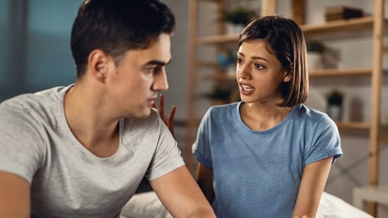 Wife tells husband that it is not his place to insult her for her haircut. (Freepik)