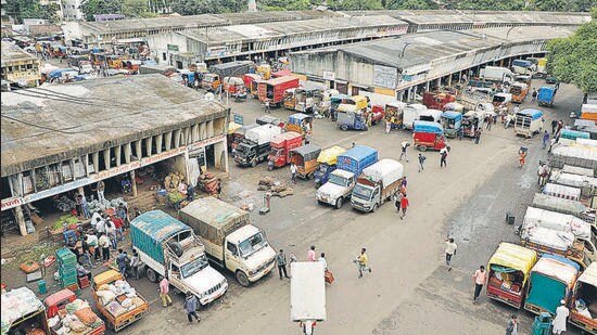 Traders have flagged serious traffic issues inside the Market Yard. They alleged that heavy vehicles are parked indiscriminately despite the presence of security guards, disrupting routine operations and affecting daily activity in the wholesale market. (HT FILE)
