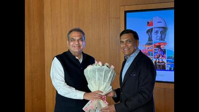 Punjab industries and commerce and investment promotion minister Sanjeev Arora with industrialist and JSW Group chairman Sajjan Jindal in Mumbai on Friday. (HT)
