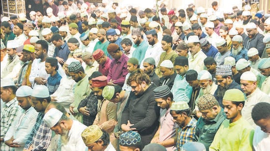 Mumbai, India – 20 Feb 2026: Muslim devotees offer prayers (namaz) on the First Jumma (Friday) of the Ramzan month at Zakaria Masjid, in Mumbai, India, on Friday, 20 Feb, 2026. (Photo by Bhushan Koyande/HT Photo)