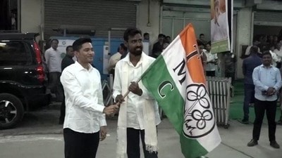 তৃণমূলে যোগ CPM ত্যাগী প্রতীকের (সৌজন্যে টুইটার) তৃণমূলে যোগ CPM ত্যাগী প্রতীকের (সৌজন্যে টুইটার)