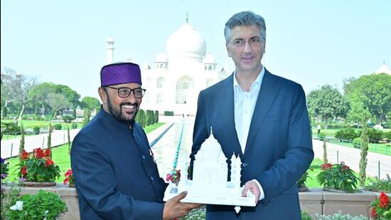 Uttar Pradesh higher education minister Yogendra Upadhyay presenting a memento to Croatia Prime Minister Andrej Plenkovic in Agra on Saturday. (HT PHOTO)