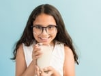 Milk at bedtime sounds cosy, but it coats teeth in sugar overnight, as per the dentist. (Freepik)