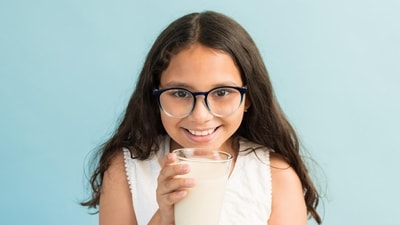Milk at bedtime sounds cosy, but it coats teeth in sugar overnight, as per the dentist. (Freepik) Milk at bedtime sounds cosy, but it coats teeth in sugar overnight, as per the dentist. (Freepik)