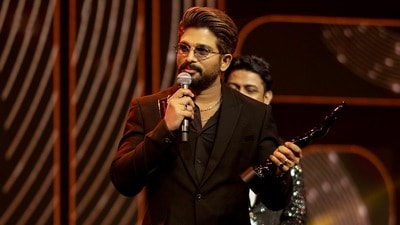 అవార్డుతో అల్లు అర్జున్ (x.alluarjun) అవార్డుతో అల్లు అర్జున్ (x.alluarjun)