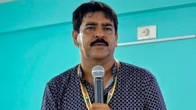 শওকত মোল্লার গাড়ি লক্ষ্য করে হামলা চালানো হয় বলে অভিযোগ শওকত মোল্লার গাড়ি লক্ষ্য করে হামলা চালানো হয় বলে অভিযোগ
