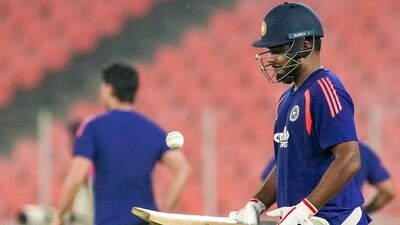 দক্ষিণ আফ্রিকার বিপক্ষে ভারতের ম্যাচের আগে সঞ্জু স্যামসনকে এক ঘণ্টা ধরে নেট অনুশীলন করতে দেখা যায়। (PTI) দক্ষিণ আফ্রিকার বিপক্ষে ভারতের ম্যাচের আগে সঞ্জু স্যামসনকে এক ঘণ্টা ধরে নেট অনুশীলন করতে দেখা যায়। (PTI)