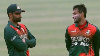 বাংলাদেশ ক্রিকেটের দুই কিংবদন্তি তথা আওয়ামী লীগের প্রাক্তন সাংসদ সাকিব আল হাসান, মাশরাফি বিন মুর্তজাদের হয়ে গলা ফাটালেন আরেক কিংবদন্তি তামিম ইকবাল। বাংলাদেশ ক্রিকেটের দুই কিংবদন্তি তথা আওয়ামী লীগের প্রাক্তন সাংসদ সাকিব আল হাসান, মাশরাফি বিন মুর্তজাদের হয়ে গলা ফাটালেন আরেক কিংবদন্তি তামিম ইকবাল।