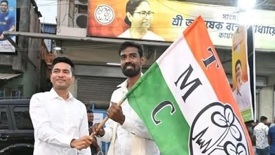প্রতীকের পর তৃণমূলে এবার এক প্রাক্তন ফুটবলার! ঘাসফুল ছাড়ার বহুদিন পর দলে এলেন… প্রতীকের পর তৃণমূলে এবার এক প্রাক্তন ফুটবলার! ঘাসফুল ছাড়ার বহুদিন পর দলে এলেন…