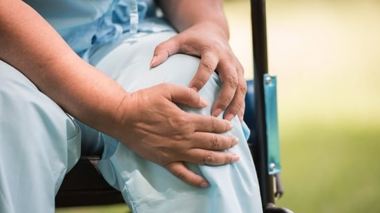 Morning knee stiffness signals early signs of arthritis. (Freepik)