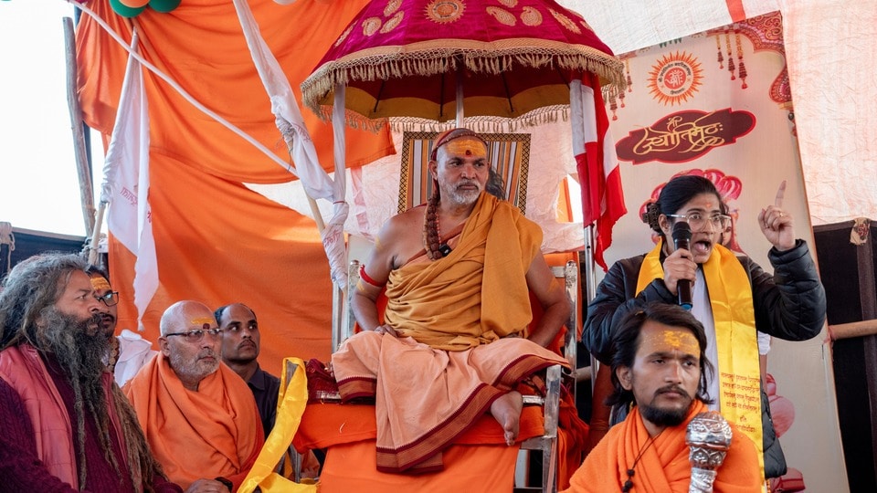 অভিমুক্তেশ্বরানন্দ, তাঁর শিষ্য মুকুন্দনন্দ ব্রহ্মচারী এবং অজ্ঞাতপরিচয় তিন ব্যক্তির বিরুদ্ধে এফআইআর দায়ের করা হয়েছে। (HT_PRINT)