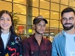 Anushka Sharma and Virat Kholi were spotted at the Mumabi airport intercatin with fans. Anushka Sharma and Virat Kholi were spotted at the Mumabi airport intercatin with fans.