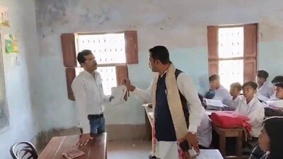 শিক্ষকের উদ্দেশে পদ্ম নেতার পোস্টে বিতর্ক, প্রতিবাদে তৃণমূল (সৌজন্যে টুইটার) শিক্ষকের উদ্দেশে পদ্ম নেতার পোস্টে বিতর্ক, প্রতিবাদে তৃণমূল (সৌজন্যে টুইটার)