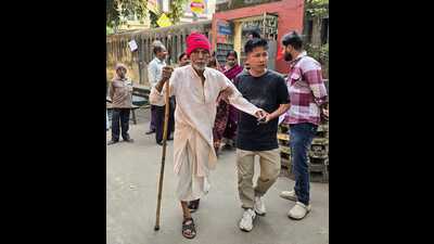 A voter reaches a polling booth in Dhanbad on Monday (HT PHOTO) A voter reaches a polling booth in Dhanbad on Monday (HT PHOTO)