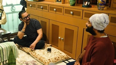 సాయి పల్లవి సినిమాకు పాట పాడిన అరిజీత్ సింగ్.. అతని ఇంటికి వెళ్లి పతంగులు ఎగరేస్తూ, చెస్ ఆడుతూ సందడి చేసిన ఆమిర్ ఖాన్ సాయి పల్లవి సినిమాకు పాట పాడిన అరిజీత్ సింగ్.. అతని ఇంటికి వెళ్లి పతంగులు ఎగరేస్తూ, చెస్ ఆడుతూ సందడి చేసిన ఆమిర్ ఖాన్