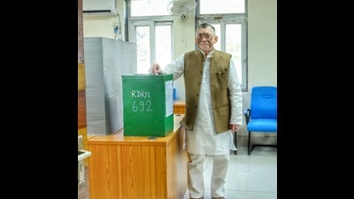 Bihar Governor Santosh Gangwar casts his vote in Ranchi on Monday (HT PHOTO) Bihar Governor Santosh Gangwar casts his vote in Ranchi on Monday (HT PHOTO)