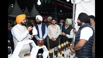 Cabinet minister Tarunpreet Singh Sond and other officials at the Sakhi Shakti Mela in Khanna. Cabinet minister Tarunpreet Singh Sond and other officials at the Sakhi Shakti Mela in Khanna.
