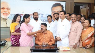 Senior BJP leader Shrinath Bhimale (sitting) took charge as PMC standing committee chairman on Monday in the presence of mayor Manjusha Nagpure (second from left). (HT PHOTO) Senior BJP leader Shrinath Bhimale (sitting) took charge as PMC standing committee chairman on Monday in the presence of mayor Manjusha Nagpure (second from left). (HT PHOTO)