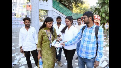 Students distributing posters in support of candidates at the gate of Patna Womrn's College for Students Union Election in Patna on Saturday. (Santosh Kumar/HT) Students distributing posters in support of candidates at the gate of Patna Womrn's College for Students Union Election in Patna on Saturday. (Santosh Kumar/HT)