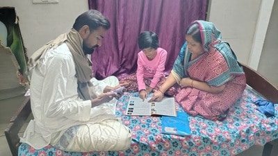 গুঞ্জনের মধ্যে অবস্থান স্পষ্ট প্রতীকের (সোশ্যাল মিডিয়া) গুঞ্জনের মধ্যে অবস্থান স্পষ্ট প্রতীকের (সোশ্যাল মিডিয়া)