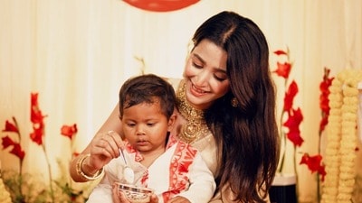 বোনপোকে কোলে বসিয়ে ‘মাসি ভাত’ খাওয়ালেন দেবচন্দ্রিমা