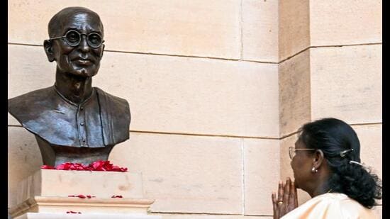 President Droupadi Murmu pays respect to Chakravarti Rajagopalachari (ANI)