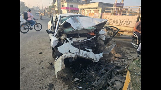 The accident occurred around 1 am when the car, carrying five youths, allegedly lost control and hit the roundabout with force. (HT)