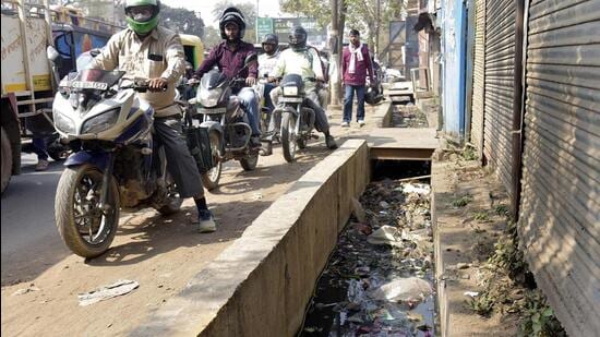 The drain runs parallel to the GT Road near the Thakurdwara flyover. (Sakib Ali/HT Photo)