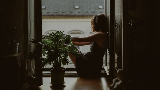 Woman refuses to forget her ex-boyfriend and best friend who died in a tragic accident. (Unsplash)