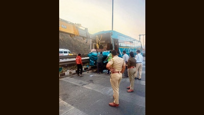 1 dead, 6 injured in truck-bus collision on Pune-Bengaluru highway
