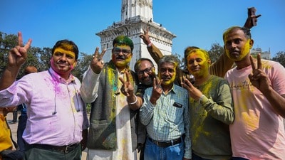 বকেয়া ডিএ মামলায় জয়ের পরে রাজ্য সরকারি কর্মচারীদের উচ্ছ্বাস। (ফাইল ছবি, সৌজন্যে সমীর জানা/হিন্দুস্তান টাইমস) বকেয়া ডিএ মামলায় জয়ের পরে রাজ্য সরকারি কর্মচারীদের উচ্ছ্বাস। (ফাইল ছবি, সৌজন্যে সমীর জানা/হিন্দুস্তান টাইমস)