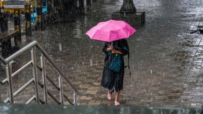 ভোররাতে বজ্রবিদ্যুৎ-সহ বৃষ্টি হয়েছে পশ্চিমবঙ্গের একাধিক জেলায়। আজও বৃষ্টি হতে পারে। (ছবিটি প্রতীকী, সৌজন্যে এপি)