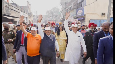 Punjab governor Gulab Chand Kataria along with Chandigarh MP Manish Tiwari and ex-MP Avinash Rai Khanna in Hoshiarpur on Tuesday. (HT Photo) Punjab governor Gulab Chand Kataria along with Chandigarh MP Manish Tiwari and ex-MP Avinash Rai Khanna in Hoshiarpur on Tuesday. (HT Photo)