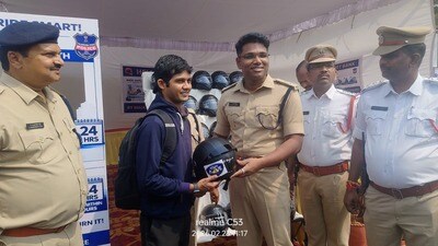 మల్కాజ్గిరిలో హెల్మెట్ బ్యాంక్ (malkajgiri police) మల్కాజ్గిరిలో హెల్మెట్ బ్యాంక్ (malkajgiri police)