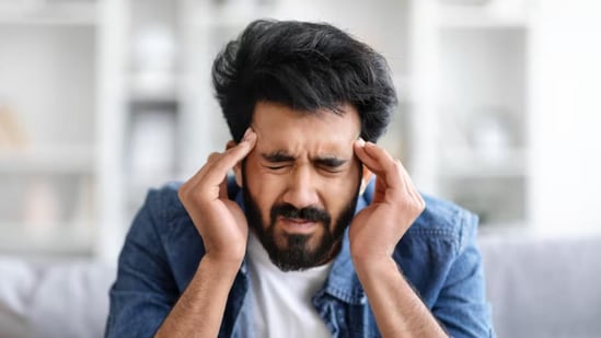 Don't confuse headache with migraine. (Freepik)
