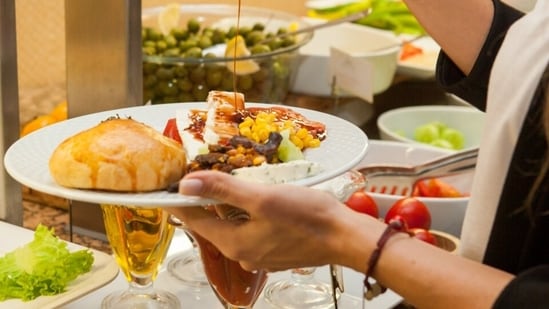 From a hotel’s point of view, the buffet successfully exploits the difference between appearance and human capacity. (Freepik)
