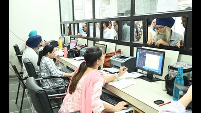 According to the report, a total of 209 complaints are currently pending across various departments of the civic body. Of these, 142 complaints are within the stipulated timeline, while 67 cases have crossed the deadline. (HT Photo)