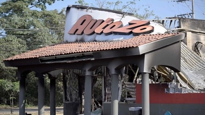 A store burned by organized crime groups two days earlier in response to the operation in Jalisco, in Puerto Vallarta, which is known as a paradise, but after the cartel violence on February 22, following the death of “El Mencho”, this Pacific resort city looks more like a war zone, with dozens of burned vehicles and vandalized shops. (Photo by Alfredo ESTRELLA / AFP) (AFP)