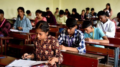 <p>ఇంటర్, మార్చి 14 నుంచి పదో తరగతి పరీక్షలు ప్రారంభం కానున్న నేపథ్యంలో.. సచివాలయంలో ప్రభుత్వ ప్రధాన కార్యదర్శి (సీఎస్‌) రామకృష్ణారావు మంగళవారం కలెక్టర్లతో వీడియా కాన్ఫరెన్స్‌ నిర్వహించారు. ఈ సందర్భంగా సీఎస్‌ మాట్లాడుతూ ఎలాంటి అవకతవకలు జరగకుండా పరీక్షలను పకడ్బందీగా నిర్వహించాలని కలెక్టర్లను ఆదేశించారు. విద్యార్థులకు 5 నిమిషాల గ్రేస్ టైమ్ ఇవ్వాలని తెలిపారు.</p> 