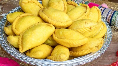 How To Prepare Non-Fried Gujiya For Holi (Adobe Stock)