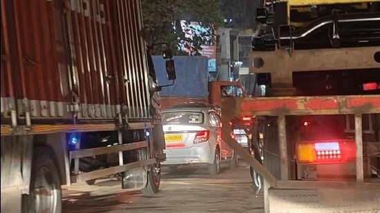 Heavy vehicles barred on Kandivali’s Akurli Road after residents flag gridlock