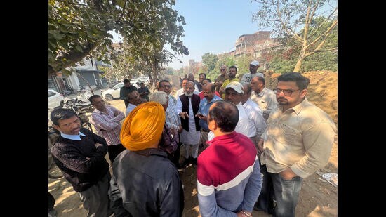 BJP leader Praveen Bansal and SAD leader RD Sharma visited the site and claimed that government land near the Shivpuri fish market was being encroached upon. (HT Photo)
