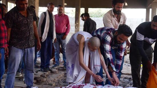 The remains of businessman Manvendra Singh were cremated at Baikunth Dham in Lucknow on Wednesday. (HT)